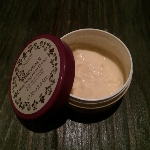Питательный крем для лица Oriflame Essentials Nourishing Face CreamMulti-Vitamin Complex & Macadamia Nut Oil
