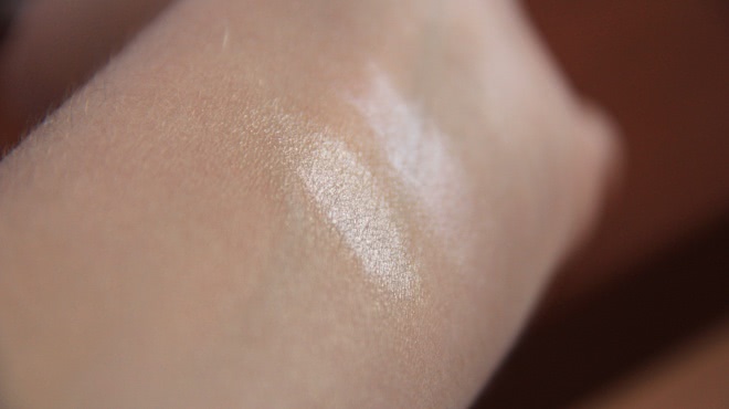 Сказ о жирной коже и кремовом хайлайтере Essence Soo Glow! Cream to Powder Highlighter 10 Look on the bright side