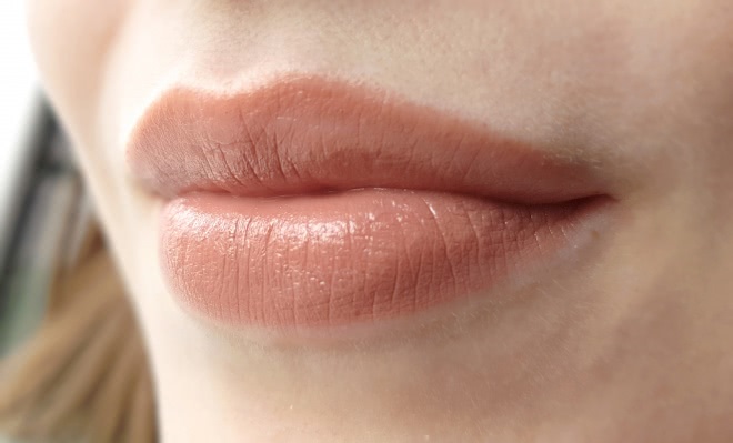 Essence Glossy Stick в оттенке 02 Clear Nude
