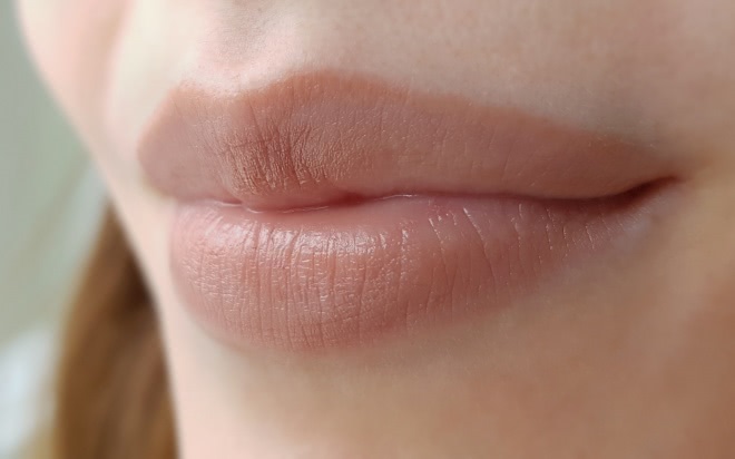 Essence Glossy Stick в оттенке 02 Clear Nude
