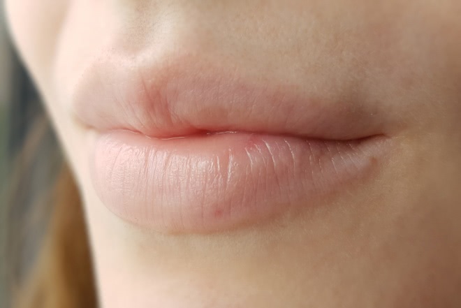Essence Glossy Stick в оттенке 02 Clear Nude