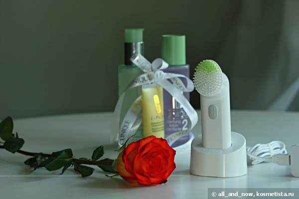 Clinique Sonic System Purifying Cleansing Brush - очищающая щетка для лица