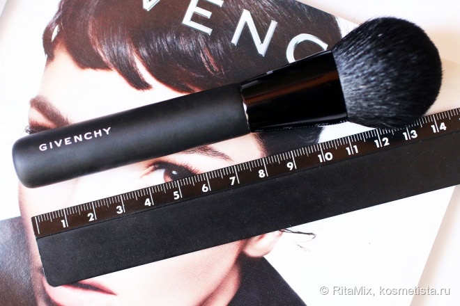 Две стильные штучки для макияжа от Givenchy - кисть кабуки и кисть для пудры, которая на самом деле для румян
