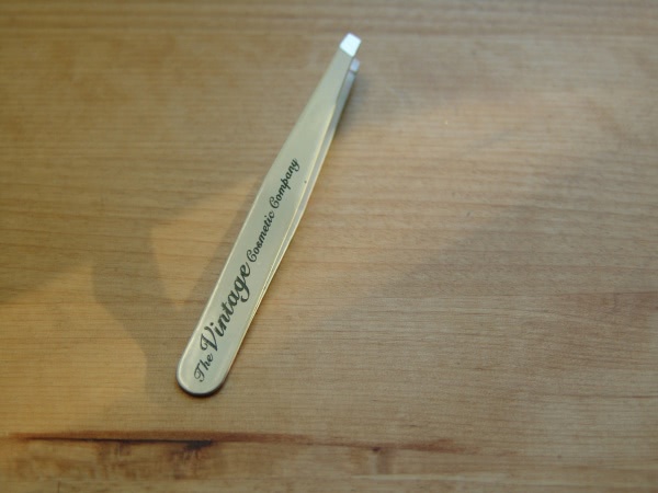 Выщипываем The Vintage Cosmetic Company Slanted Tweezers Floral