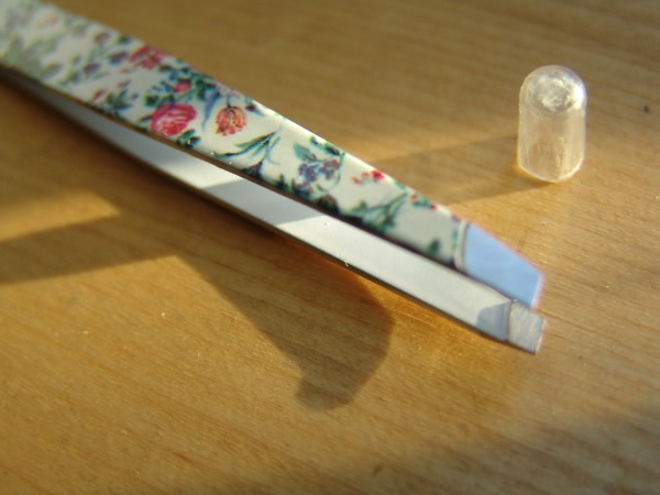 Выщипываем The Vintage Cosmetic Company Slanted Tweezers Floral