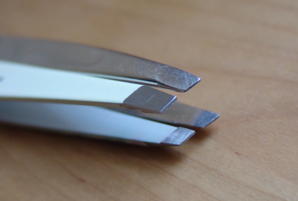 Выщипываем The Vintage Cosmetic Company Slanted Tweezers Floral