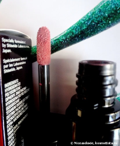 Серая винтажная роза в лаке для губ Shiseido Lacquer Rouge (в оттенке RS 727 Rose Grey)
