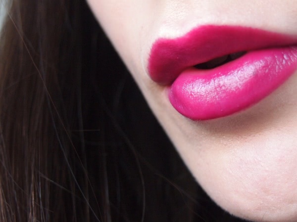 Продолжение знакомства с Essence - помада из коллекции Come to Town lipstick № 2 Wrapped in pink