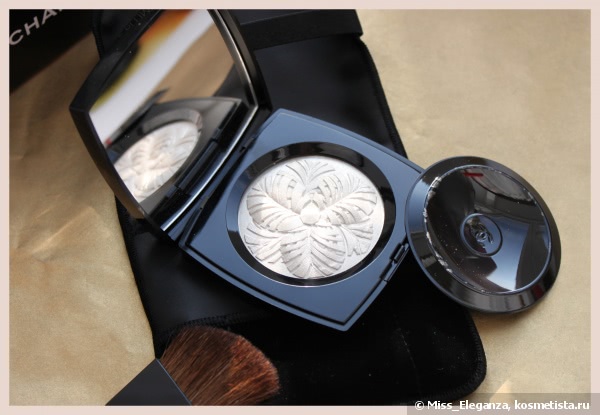 Пудра-хайлайтер Chanel Camelia de Plumes Poudre illuminatrice Highlighting Powder из Рождественской коллекции Plumes Precieuses de Chanel