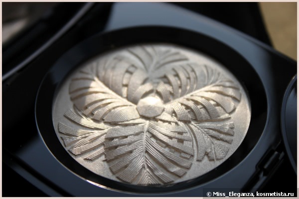 Пудра-хайлайтер Chanel Camelia de Plumes Poudre illuminatrice Highlighting Powder из Рождественской коллекции Plumes Precieuses de Chanel