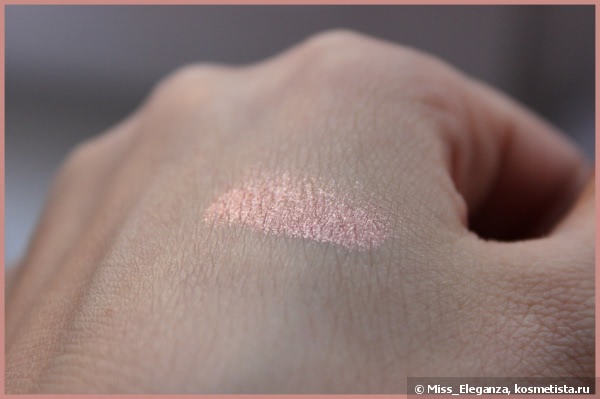 Нежное прикосновение праздника. Chanel Illusion D'ombre Long Wear Luminous Eyeshadow в оттенке №847 Envol. Рождественская коллекция Plumes Precieuses de Chanel