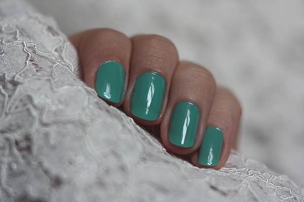 Essie Nail Lacquer #98 Turquoise Caicos и #323 Ruffles & Feathers