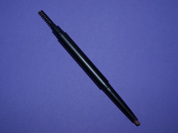 Продукты Sleek. Eyebrow Stylist и Face Contour Kit