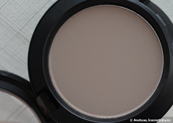 MAC Powder Blush Matte в оттенке Next to Skin. Контурирующие румяна для скул в серо-бежевом оттенке