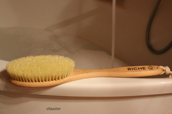 Массажная щетка Riche из кактуса и бука