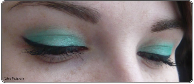 Зелень глаз с 50's dream luminys silk satin-finish baked eyeshadow 602 от Pupa