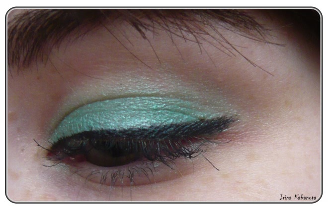 Зелень глаз с 50's dream luminys silk satin-finish baked eyeshadow 602 от Pupa