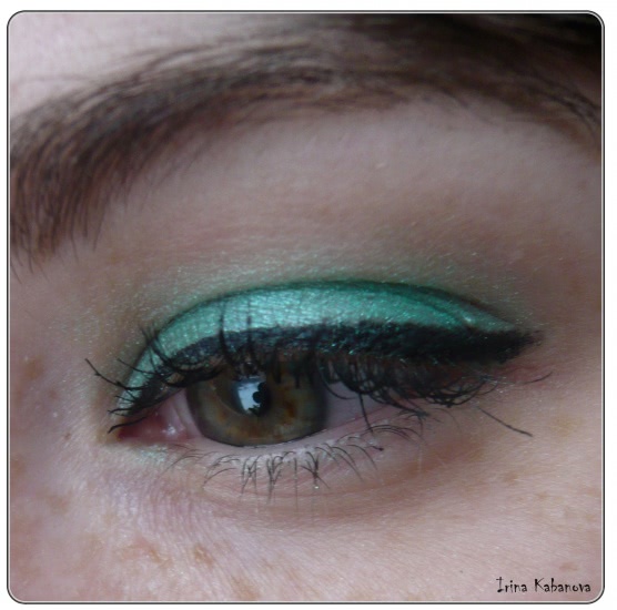 Зелень глаз с 50's dream luminys silk satin-finish baked eyeshadow 602 от Pupa
