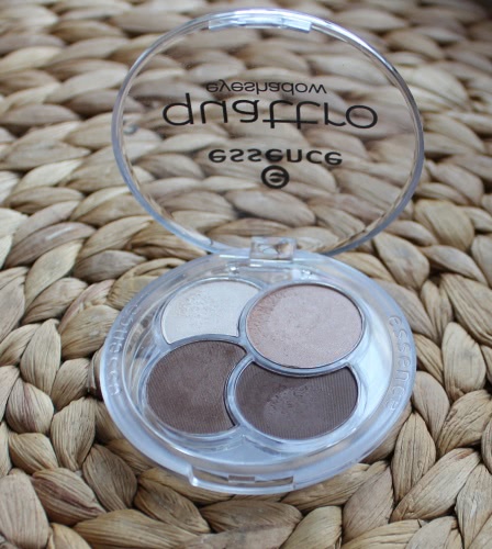 Старики-разбойники - классика для голубых глаз - тени Essence Quattro Eyeshadow №05 To die for и Lumene Blueberry Long-Wear Duo Eyeshadow №3 Sand in the Stream