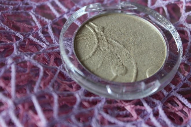 Тени Essence Eyeshadow 02 Dance all night. Sparkling Effect. Supersoft and long-lasing eyeshadow