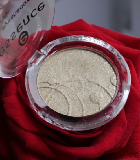 Тени Essence Eyeshadow 02 Dance all night. Sparkling Effect. Supersoft and long-lasing eyeshadow