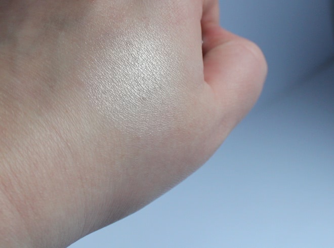 Тени Essence Eyeshadow 02 Dance all night. Sparkling Effect. Supersoft and long-lasing eyeshadow