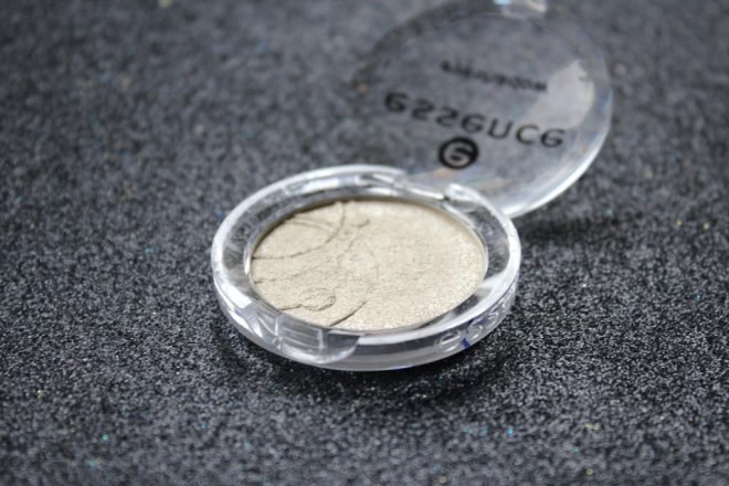 Тени Essence Eyeshadow 02 Dance all night. Sparkling Effect. Supersoft and long-lasing eyeshadow