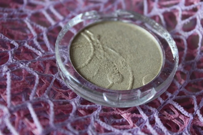 Тени Essence Eyeshadow 02 Dance all night. Sparkling Effect. Supersoft and long-lasing eyeshadow
