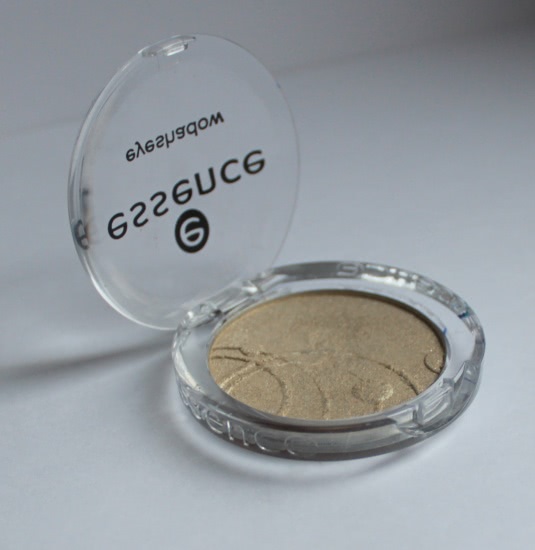 Тени Essence Eyeshadow 02 Dance all night. Sparkling Effect. Supersoft and long-lasing eyeshadow