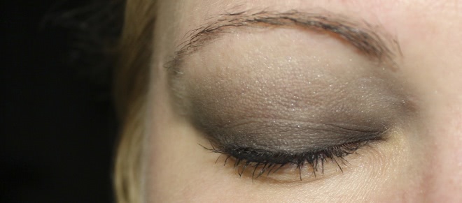 Совсем не весенние - Clarins Ombre Mineral Eyeshadow Smoothing & Long-Lasting №15 Black Sparkle - тьма, шторм и буря в заливе