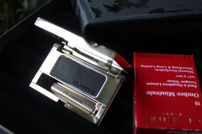 Совсем не весенние - Clarins Ombre Mineral Eyeshadow Smoothing & Long-Lasting №15 Black Sparkle - тьма, шторм и буря в заливе