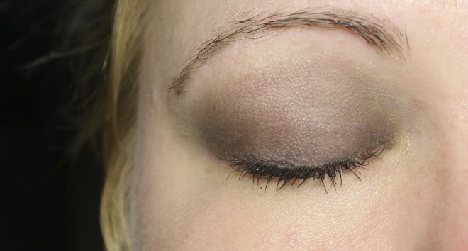 Совсем не весенние - Clarins Ombre Mineral Eyeshadow Smoothing & Long-Lasting №15 Black Sparkle - тьма, шторм и буря в заливе