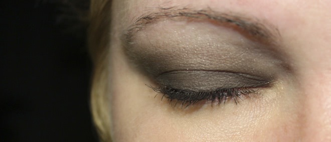Совсем не весенние - Clarins Ombre Mineral Eyeshadow Smoothing & Long-Lasting №15 Black Sparkle - тьма, шторм и буря в заливе