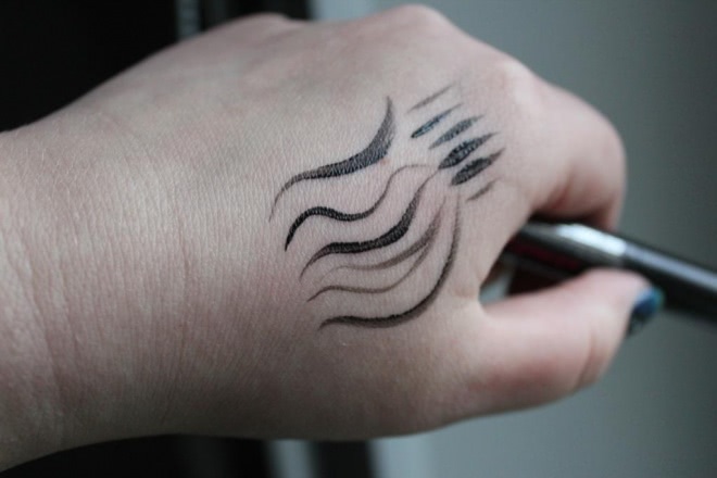 Подводка для глаз черная Гурмандиз Liquid eyeliner - стоит ли игра свеч?