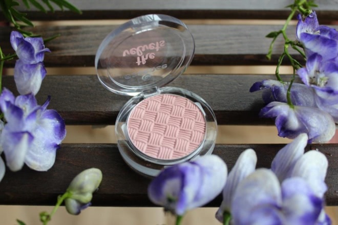 Essence The velvets. Velvety-soft&longlasting eyeshadow. Акварельный макияж на каждый день