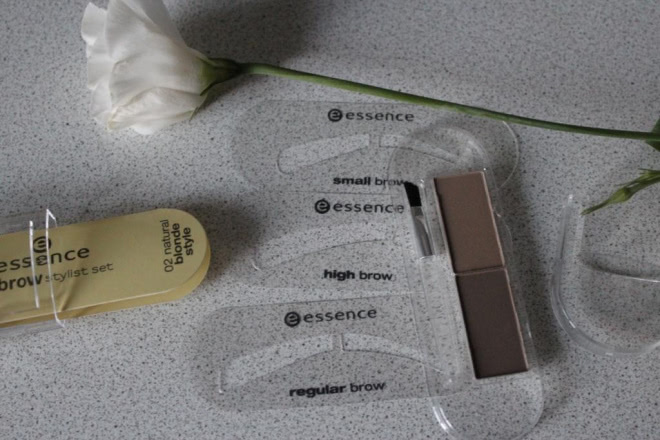 Essence Eyebrow Stylist set Набор для бровей компактный в двух оттенках №01 Natural brunette style и №02 Natural blonde style
