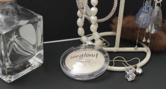 Сиять в праздники и каникулы! Кремовый хайлайтер Essence Soo glow! Cream to powder highliter №10 Look onthe bright side