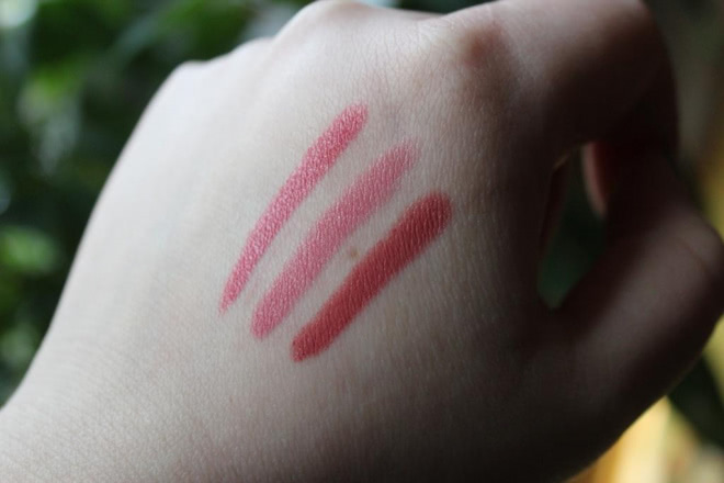 Помада Avon Ultra Colour lipstick в оттенке Chic