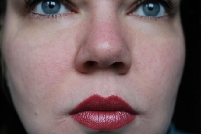 Помада Avon Ultra Colour lipstick в оттенке Chic