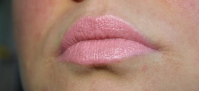 Essence Colour&Care lipstick в оттенке №01 Don't be shy. Неслучившаяся эфемерида