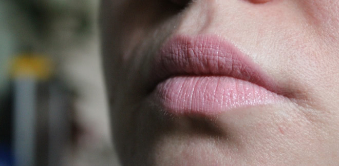 Essence Colour&Care lipstick в оттенке №01 Don't be shy. Неслучившаяся эфемерида