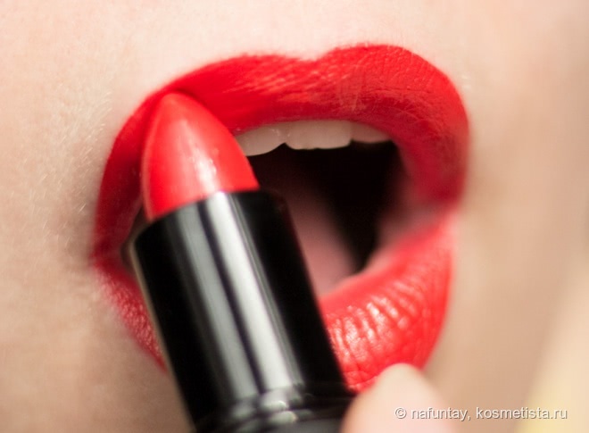 Краснее красного Sleek MakeUp True Colour Lipstick в оттенке OMG 784
