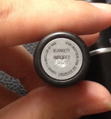 Два нюда - МАС Matte Lipstic Velvet Teddy, MAC Amplified Creme Lipstick Blankety
