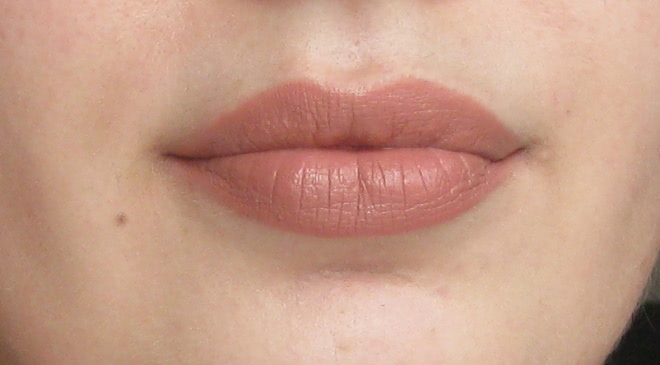 Два нюда - МАС Matte Lipstic Velvet Teddy, MAC Amplified Creme Lipstick Blankety