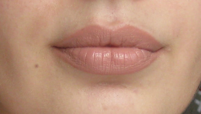Два нюда - МАС Matte Lipstic Velvet Teddy, MAC Amplified Creme Lipstick Blankety