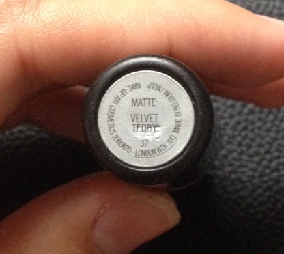 Два нюда - МАС Matte Lipstic Velvet Teddy, MAC Amplified Creme Lipstick Blankety