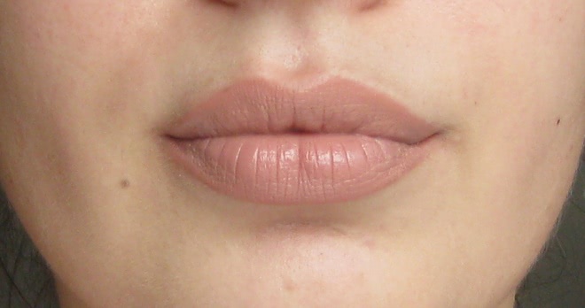 Два нюда - МАС Matte Lipstic Velvet Teddy, MAC Amplified Creme Lipstick Blankety
