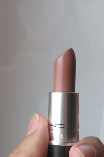 Два нюда - МАС Matte Lipstic Velvet Teddy, MAC Amplified Creme Lipstick Blankety