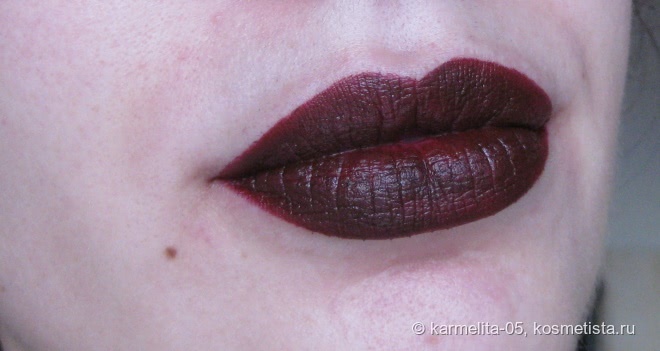 Мисс Кровавость Urban Decay Vice Lipstick в оттенке Disturbed