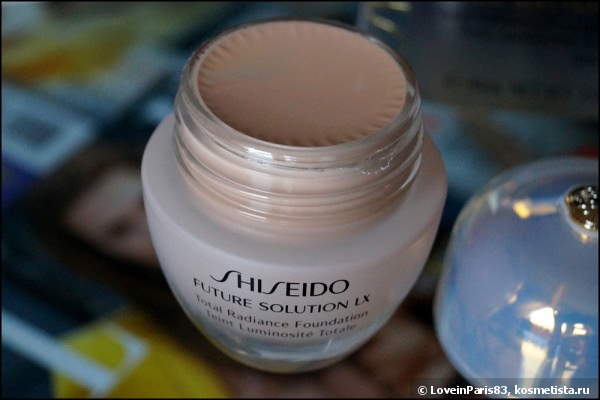 Задать тон с Shiseido Future Solution LX Total Radiance Foundation spf 15 в оттенке I20